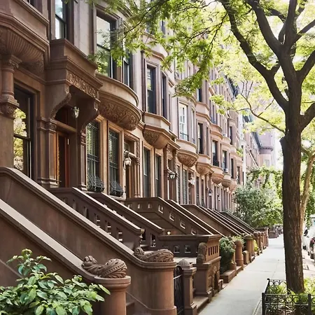 Cozy Townhouse In Manhattan